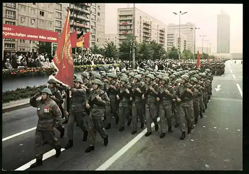 Fotografie Berlin, Tag der Kampfgruppen, Militärparade auf der Karl-Marx-Allee zum 20 Jahrestag der Kampftruppe, DDR
