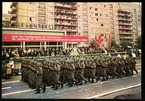 Fotografie Berlin, Parade zum Tag der Kampfgruppe in der Karl-Marx-Allee 32 am Blumenhaus Interflor, 20. Jahrestag, DDR