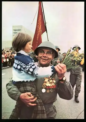 Fotografie Berlin-Mitte, hoch dekorierter Soldat der Kampftruppe zum Tag der Kampfgruppe in der Karl-Marx-Allee, DDR