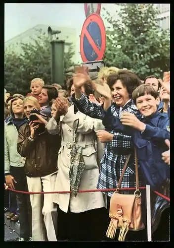 Fotografie Berlin-Mitte, Tag der Kampfgruppe 1973, Volksgenossen und FDJ Pioniere jubeln auf der Karl-Marx-Allee