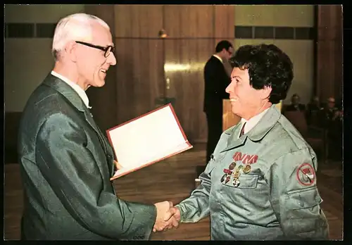 Fotografie Berlin, Willi Stoph Ministerrat der DDR überreicht dekoriertem Mitglied der Kampfgruppe eine Urkunde 1973