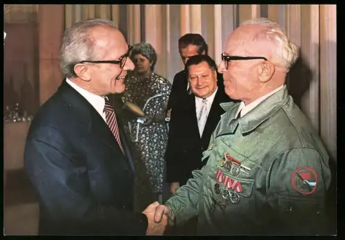 Fotografie Berlin, Erich Honecker gratuliert Mitglied der Kampfgruppe 1973 zum 20. Jahrestag der Kampfgruppe, DDR