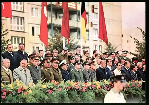 Fotografie Berlin, Mitglieder des ZK der SED und Militärs am Tag der Kampfgruppe 1973 in der Karl-Marx-Allee