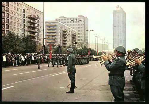 Fotografie Berlin-Mitte, Tag der Kampfgruppe 1973, Blaskapelle der Kampfgruppe und Parade auf der Karl-Marx-Allee, DDR