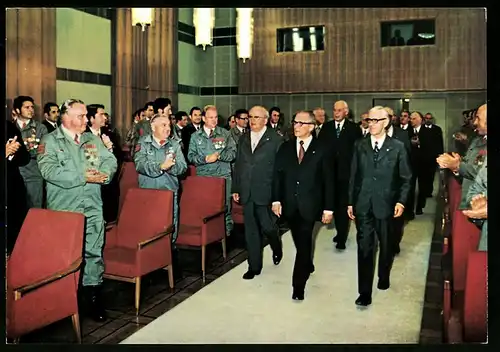 Fotografie Berlin, Erich Honecker und Willi Stoph zum Tag der Kampfgruppe 1973 im Kino International, SED Funktionäre