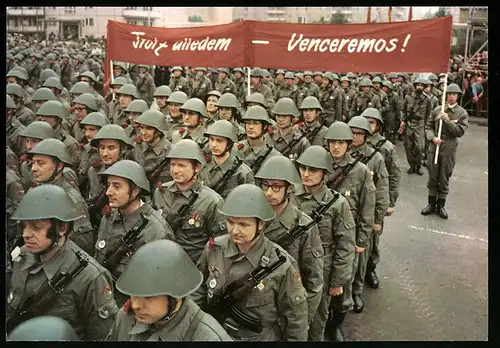 Fotografie Berlin, Tag der Kampfgruppe 1973, Parade der Kampfgruppe mit Chilenischem Kampflied Banner, Karl-Marx-Allee