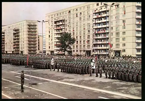 Fotografie Berlin-MItte, Tag der Kampfgruppe 1973, Parade auf der Karl-Marx-Allee, Häuser im Flaggenschmuck, DDR