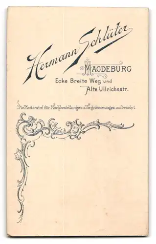 Fotografie Hermann Schlüter, Magdeburg, Ecke Breite Weg und Alte Ullrichsstrasse, Kleinkind im karierten Kleid