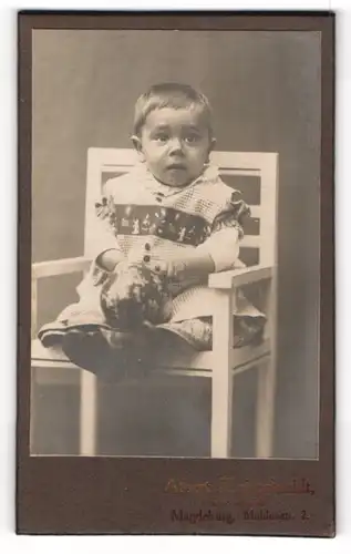 Fotografie Albert Kleinschmidt, Magdeburg, Moldenstr. 2, Kleinkind im karierten Kleid mit Ball