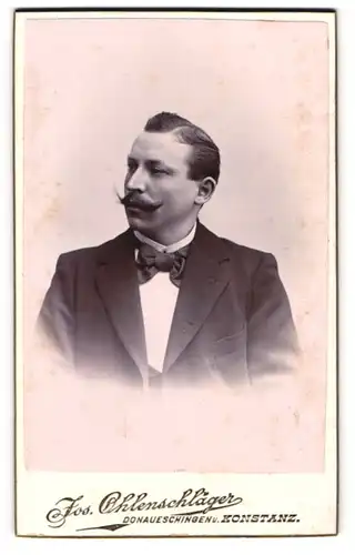 Fotografie Jos. Ohlenschläger, Konstanz, Hussenstr. 15, Elegant gekleideter Herr mit Schnauzbart