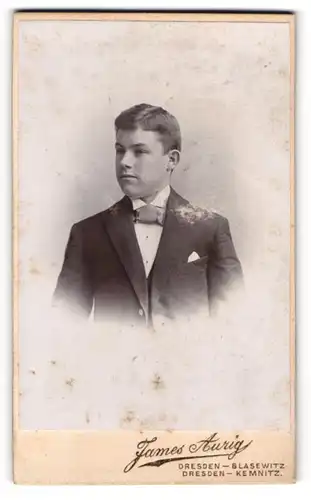 Fotografie James Aurig, Dresden-Blasewitz, Hain-Str. 14, Junger Herr im Anzug mit Fliege