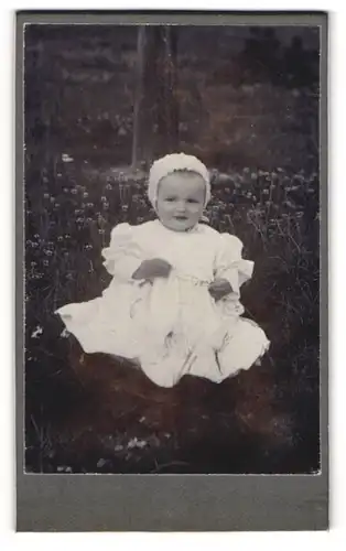 Fotografie unbekannter Fotograf und Ort, Süsses Kleinkind im weissen Kleid