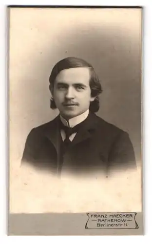 Fotografie Franz Haecker, Rathenow, Berliner-Str., Junger Herr im Anzug mit Krawatte