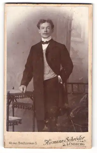 Fotografie Hermann Schröder, Lüneburg, An den Brodbänken 5, Junger Herr in eleganter Kleidung