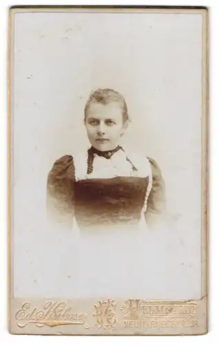 Fotografie Ed. Kühne, Helmstedt, Neumärkerstr. 23, Junge Dame mit zurückgebundenem Haar