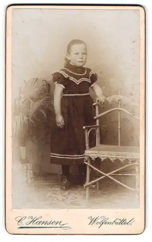 Fotografie Carl Hansen, Wolfenbüttel, Rosenwall und Neuestr. 35, Kleines Mädchen im modischen Kleid