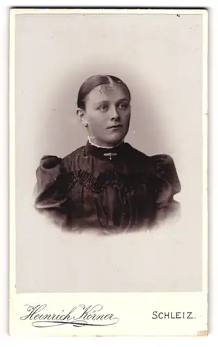 Fotografie Heinrich Körner, Schleiz, Poststrasse 16, Junge Dame mit zurückgebundenem Haar