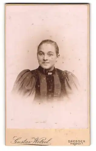 Fotografie Gustav Wetzel, Dresden, Pragerstr. 7, Junge Dame im Kleid mit Kragenbrosche