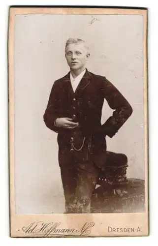 Fotografie Adolf Hoffmann Nf., Dresden-A., Georg-Platz 12, Junger Herr im Anzug mit Krawatte
