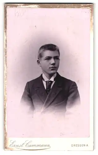 Fotografie Ernst Cammann, Dresden, Johann Georgen Allee 19, Junger Herr im Anzug mit Krawatte