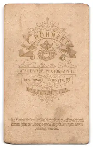 Fotografie F. Röhnert, Wolfenbüttel, Rosenwall, Neue Str. 129 /40, Junges Paar in hübscher Kleidung