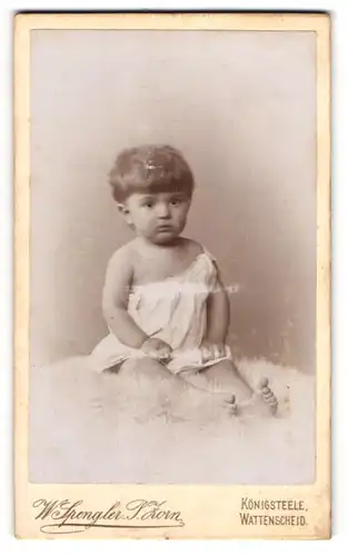 Fotografie W. Spengler & P. Zorn, Wattenscheid, Kleines Kind im Hemd mit nackigen Füssen