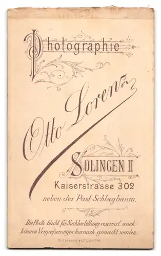 Fotografie Otto Lorenz, Solingen, Kaiserstrasse 302, Junger Herr im Anzug mit Fliege