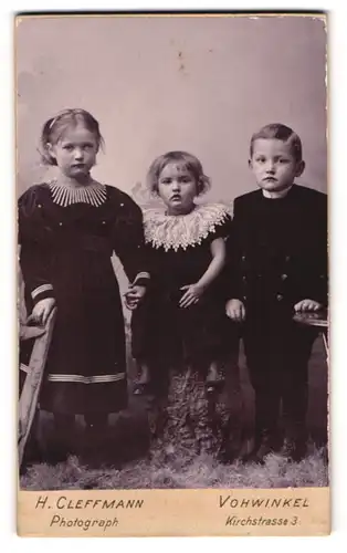 Fotografie H. Cleffmann, Vohwinkel, Kirchstrasse 3, Drei Kinder in hübscher Kleidung