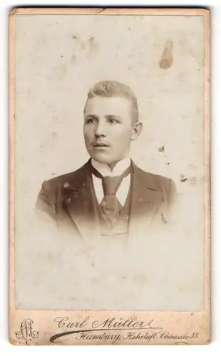 Fotografie Carl Müller, Hamburg, Hoheluft-Chaussée 35, Junger Herr im Anzug mit Krawatte
