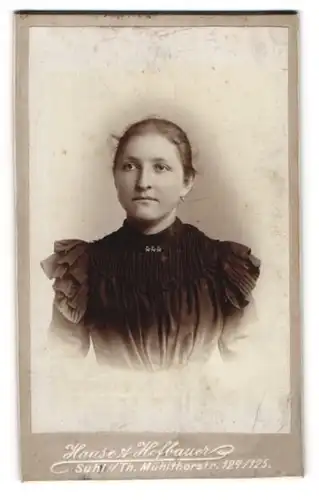 Fotografie Hause & Hofbauer, Suhl i. Thür., Mühltorstr. 124-25, Junge Dame im Kleid mit Kragenbrosche