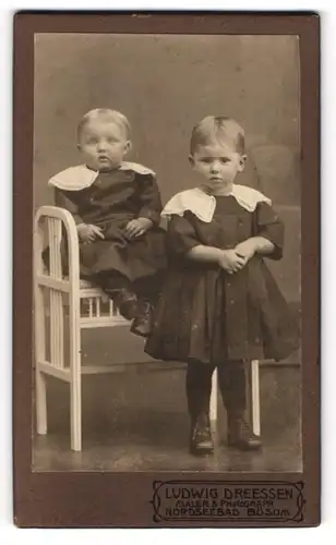 Fotografie L. Dreessen, Büsum /Nordsee, Zwei Kinder in modischer Kleidung