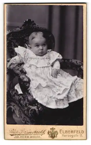 Fotografie Herm. Wolff, Elberfeld, Herzogstr. 11, Süsses Kleinkind im hübschen Kleid