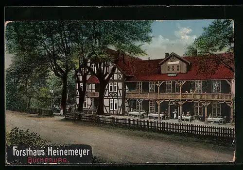 AK Bückeburg, Gaststätte Forsthaus Heinemeyer, Strassenansicht mit Blick zum Garten