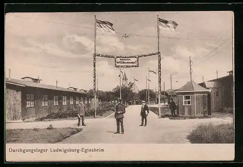 AK Ludwigsburg-Eglosheim, Eingang des Durchgangslagers mit Wilkommensschild und Soldaten