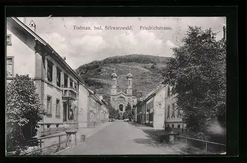 AK Todtnau bad. Schwarzwald, am Friedrichstrasse mit Blick auf die Kirche