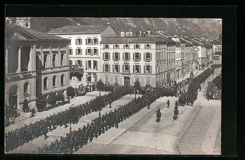 AK Glarus, Soldaten am Rathausplatz