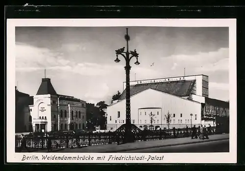 AK Berlin, Weidendammbrücke mit Friedrichstadt-Palast