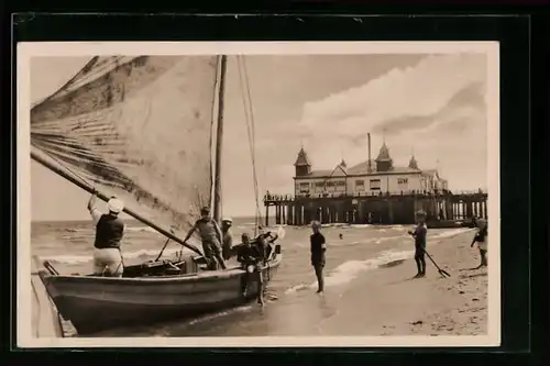 AK Ahlbeck, Strandpartie mit Kindern am Segelboot