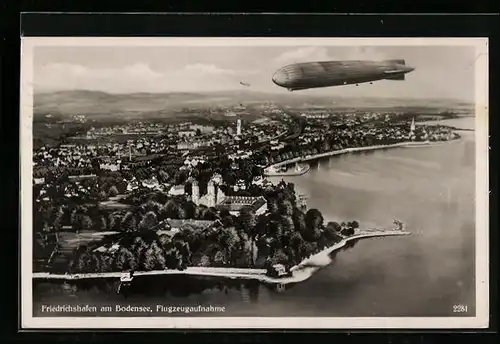 AK Friedrichshafen a. B., Fliegeraufnahme der Stadt am Bodensee mit Zeppelin