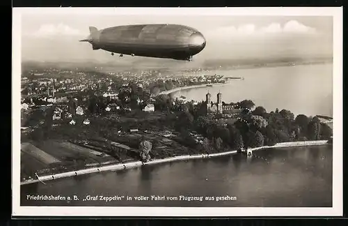 AK Friedrichshafen, Luftschiff Graf Zeppelin in voller Fahrt über der Stadt, Fliegeraufnahme