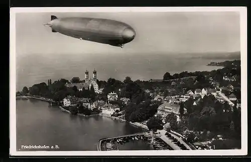 AK Friedrichshafen, Luftschiff Graf Zeppelin über der Stadt