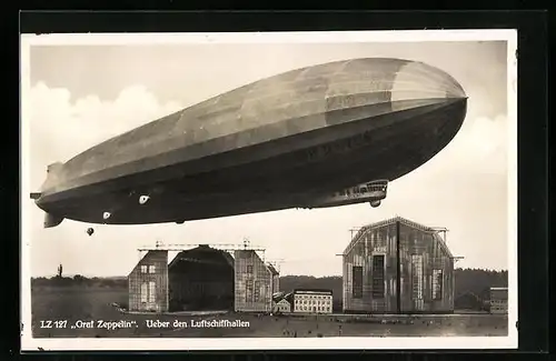 AK Friedrichshafen a. B., Luftschiff LZ127 Graf Zeppelin über den Luftschiffhallen