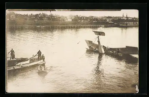 AK Abgestürztes Wasserflugzeug, das von russischen Flugzeugen eingeschlossen war