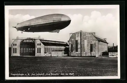 AK Friedrichshafen am Bodensee, Luftschiff Graf Zeppelin über der Werft