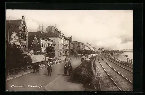 AK Rüdesheim, Rheinstrasse mit Schienen