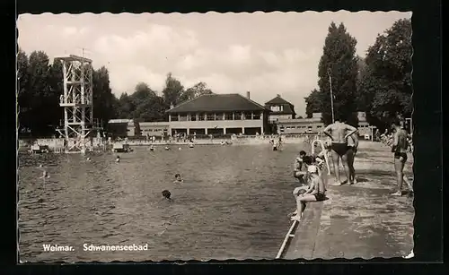 AK Weimar, Schwanenseebad mit Badegästen