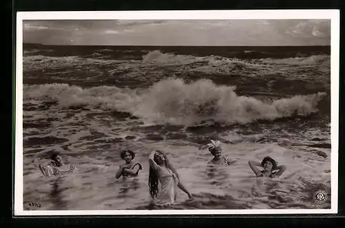 Foto-AK NPG Nr. 455 /3: Frauen leicht bekleidet im Wasser