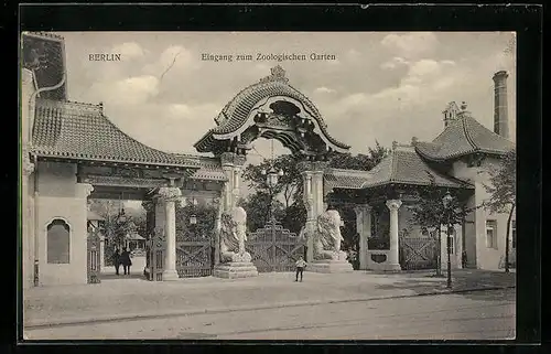 AK Berlin, Kleiner Bub vor dem zoologischen Garten