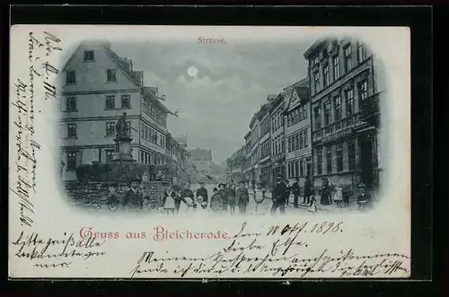 Mondschein-AK Bleicherode, Strassenpartie mit Brunnen und Einwohnergruppe