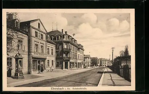 AK Ebersbach /Sa., Bahnhofstrasse mit Geschäft Clemens und Wettersäule